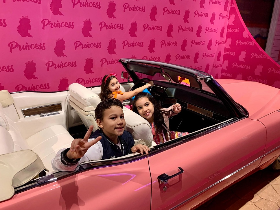 Crianças se divertindo no carro da Barbie no Movies Cars