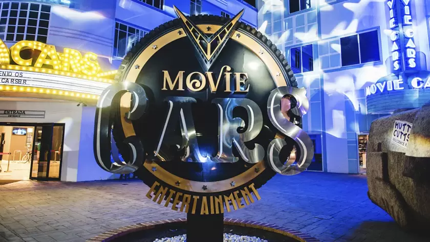 Capa do blog: o que fazer em Foz do Iguaçu em 3 dias. Imagem da entrada do Wonder Park - placa Movie cars