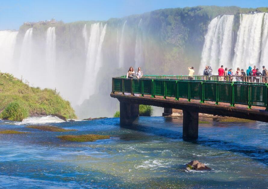 Capa do blog: Melhor mês para visitar Foz do Iguaçu - passarela das cataratas do iguaçu