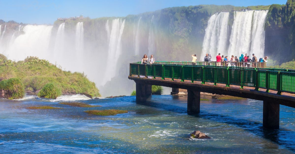 Capa do blog: Melhor mês para visitar Foz do Iguaçu - passarela das cataratas do iguaçu