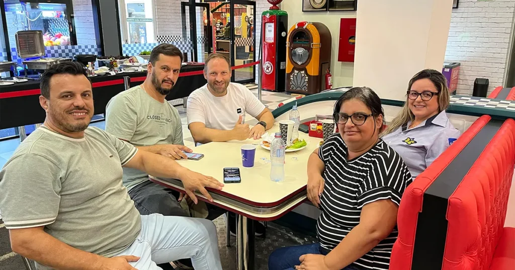 motoristas e amigos do wonder park almoçando