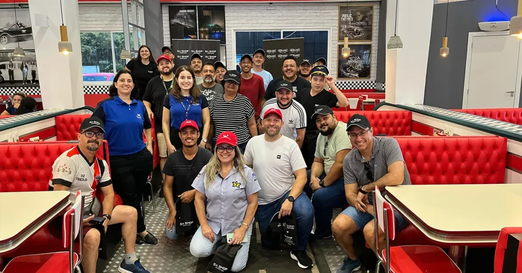 foto em grupo com motoristas parceiros na bonnies burguer wonder park foz