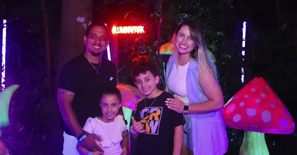 capa de blog: passeios para famílias em Foz do Iguaçu - turistas no lumina park