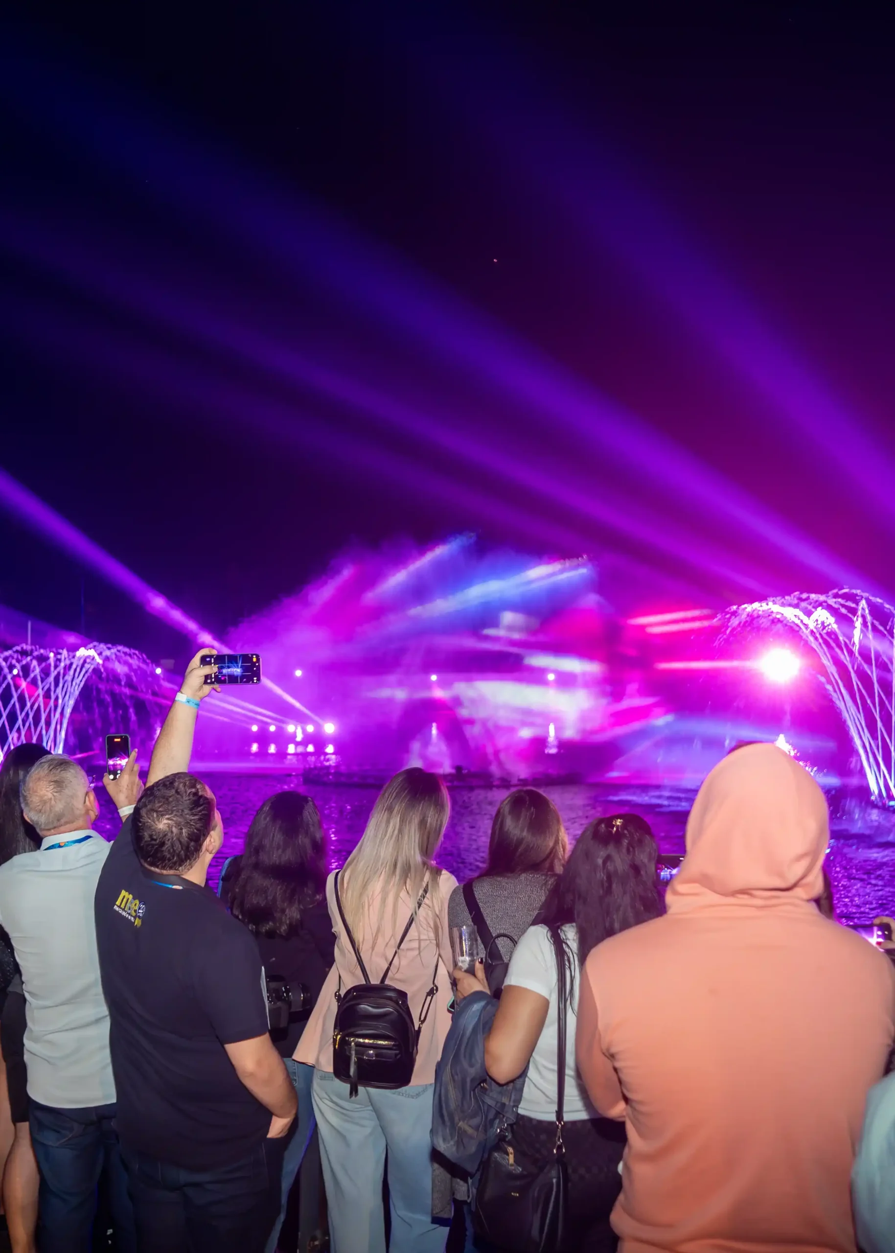 gente tirando fotos no atrativo do show das aguas