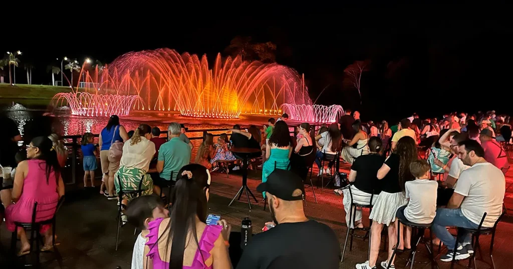 pessoas assistindo o show das aguas no wonder park foz