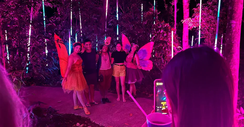 fadas e pessoas tirando fotos no lumina park em foz do iguaçu