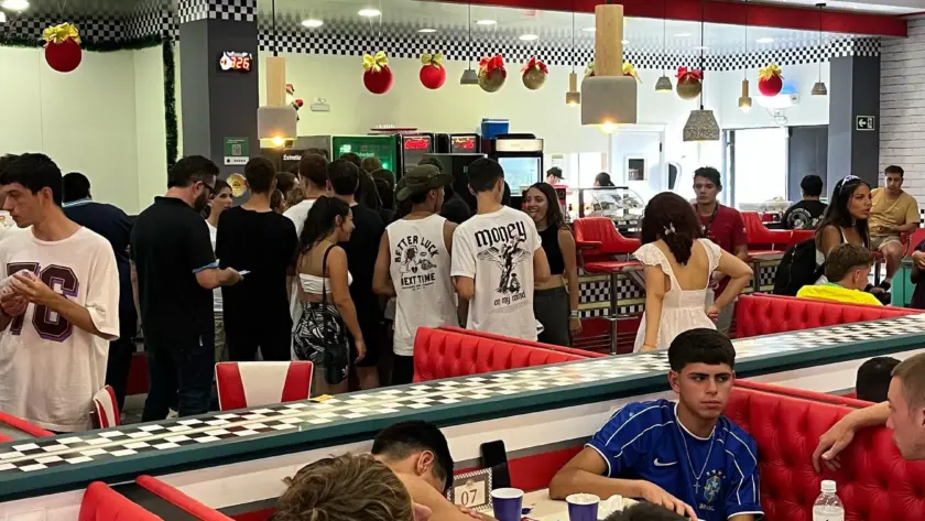 turistas almoçando na bonnies burguer foz do iguaçu