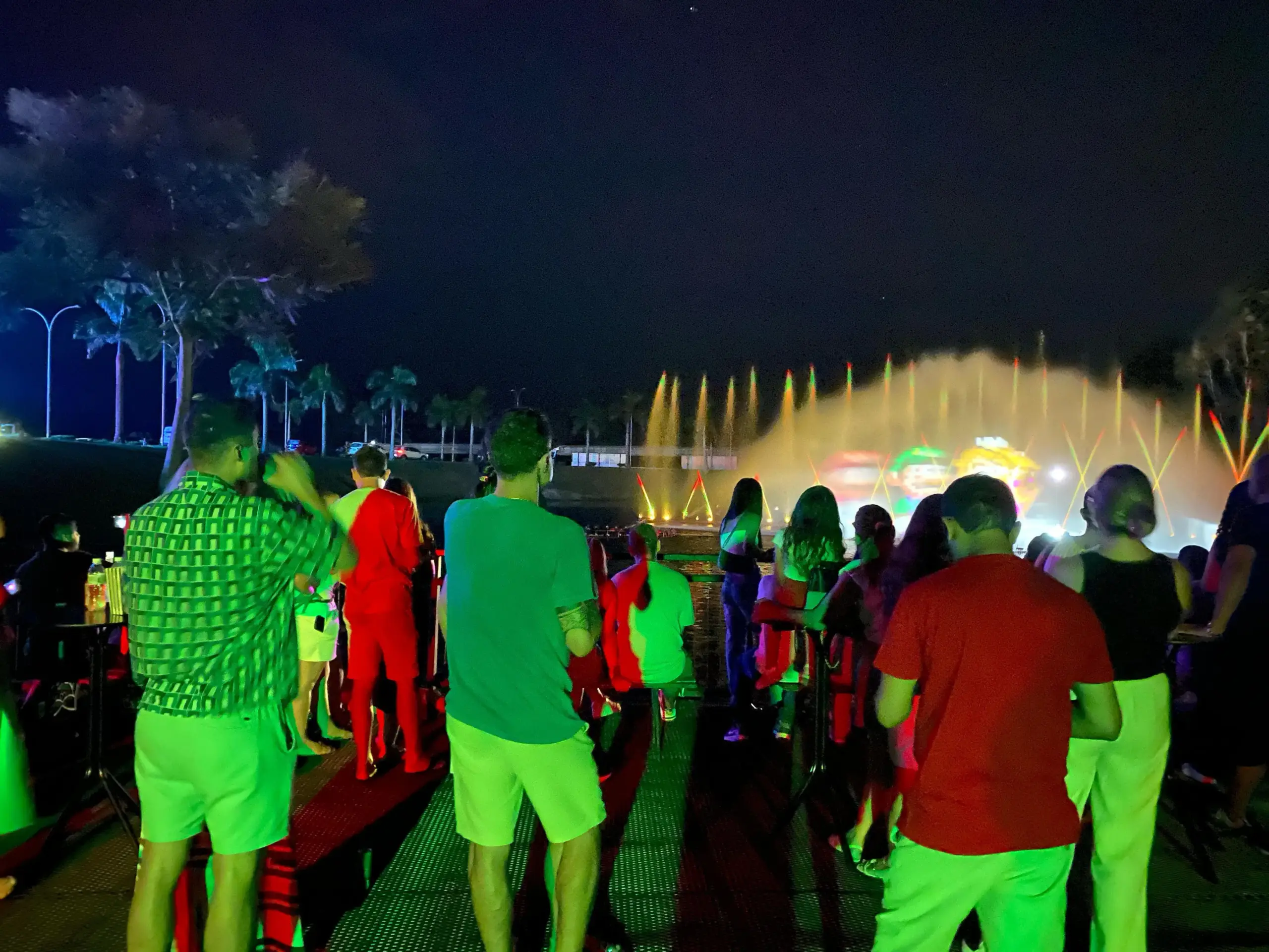 familia assistindo o show das aguas de Wonder Park Foz