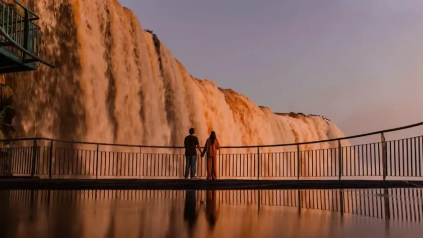 Capa do blog - viagem romantica para Foz do Iguacu - casal nas cataratas do iguacu