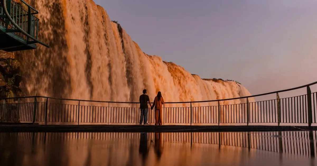 Capa do blog - viagem romantica para Foz do Iguacu - casal nas cataratas do iguacu