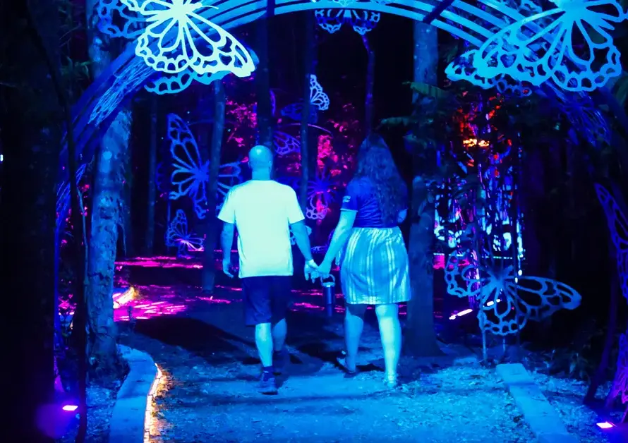 Capa do blog: lugares para viajar na lua de mel - casal no lumina park foz
