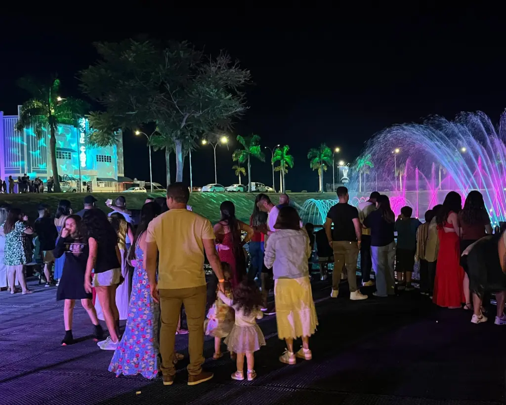 turistas no show das aguas do wonder park foz