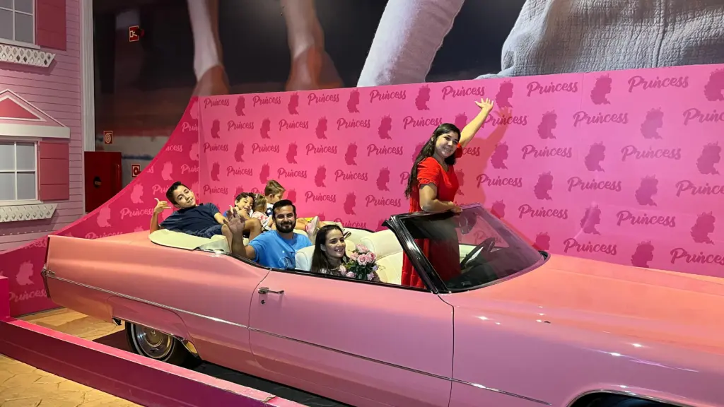 familia curtindo o movie cars no wonder park 