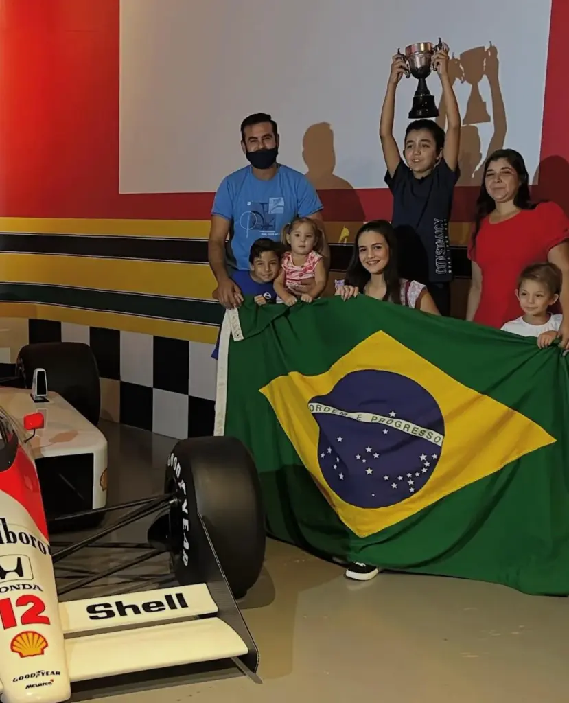 turistas juntos ao carro do ayrton senna