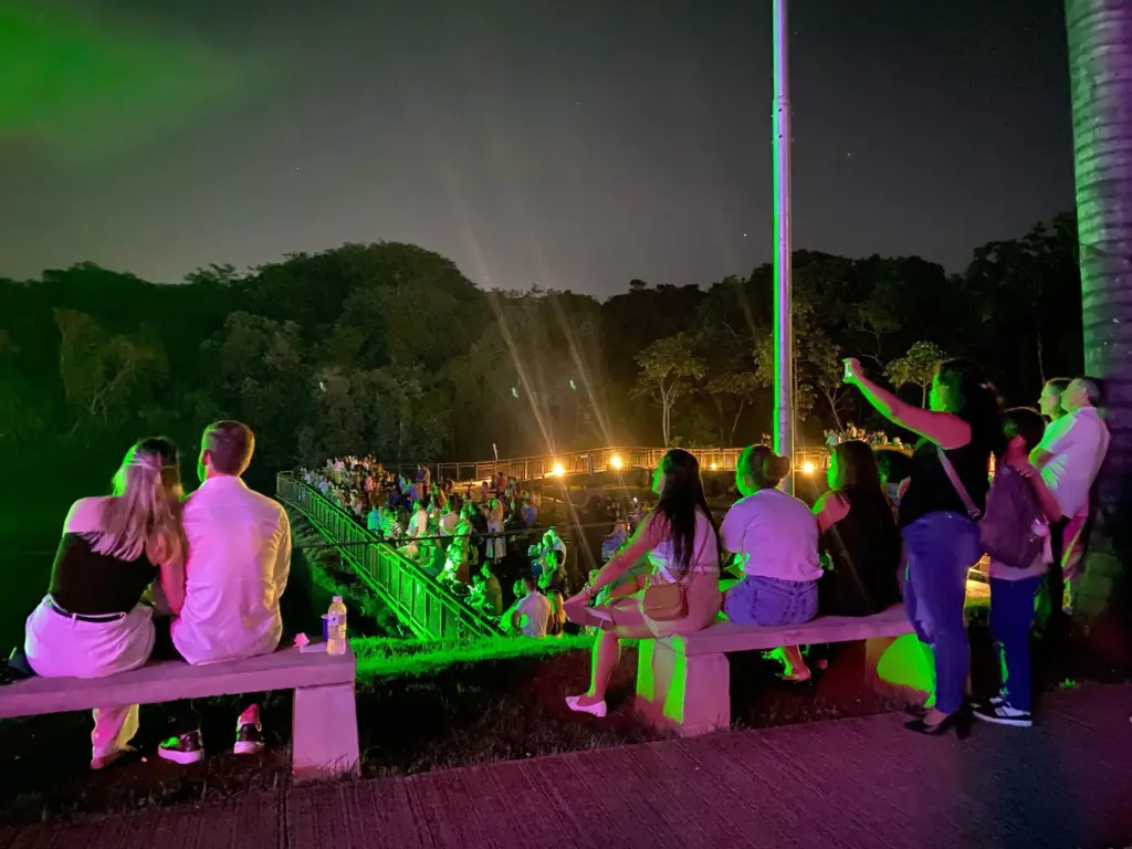 turistas no wonder park curtindo o show das aguas