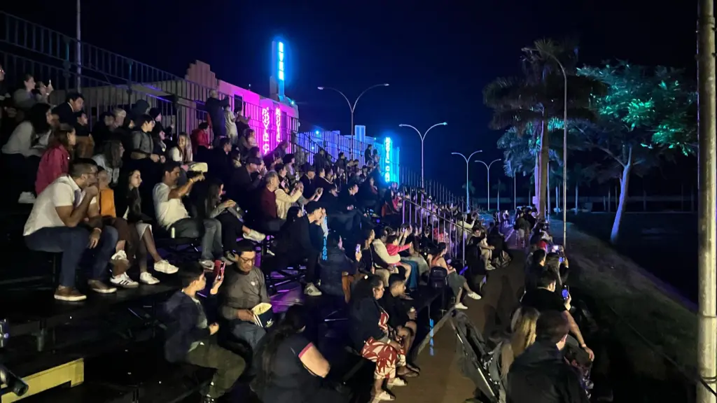 arquibancada lotada com turistas e familias esperando começar o show das aguas 