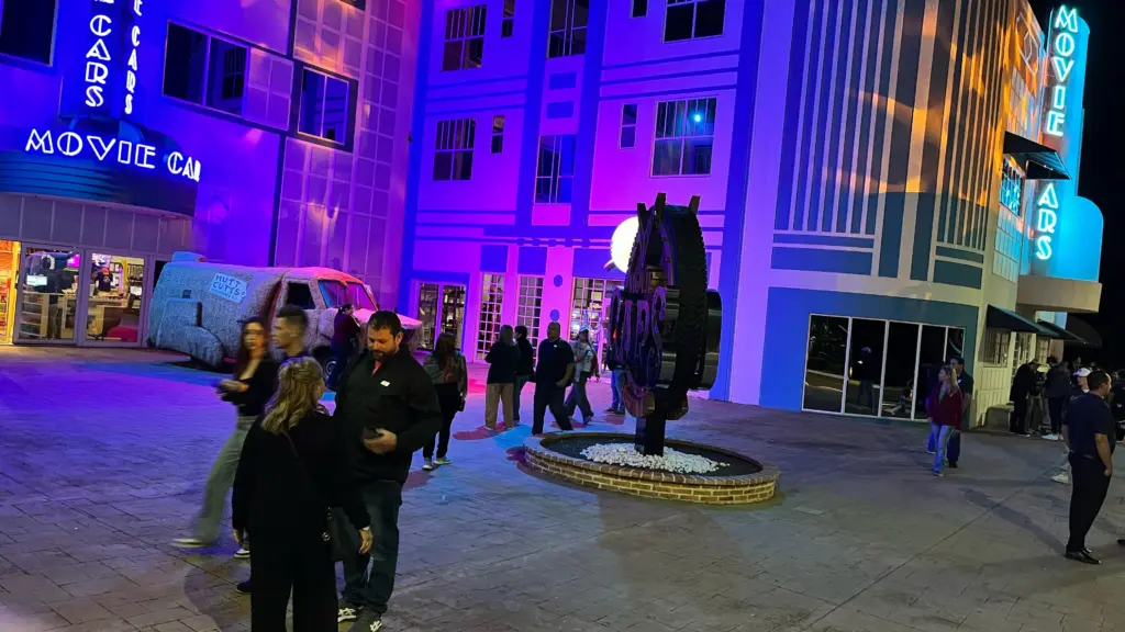 entrada do wonder iluminada de noite com turistas e familias passeando 