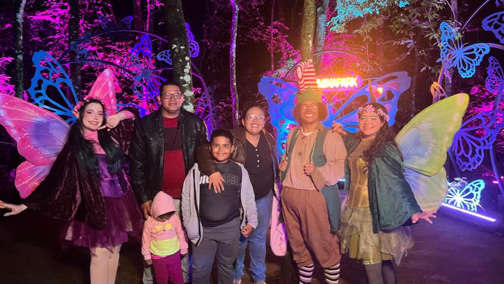 familia posa para fotos com as fodas e duende do lumina