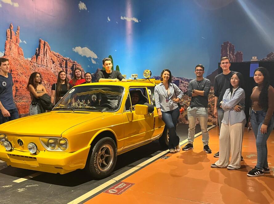 Familia posando para uma foto no movie cars