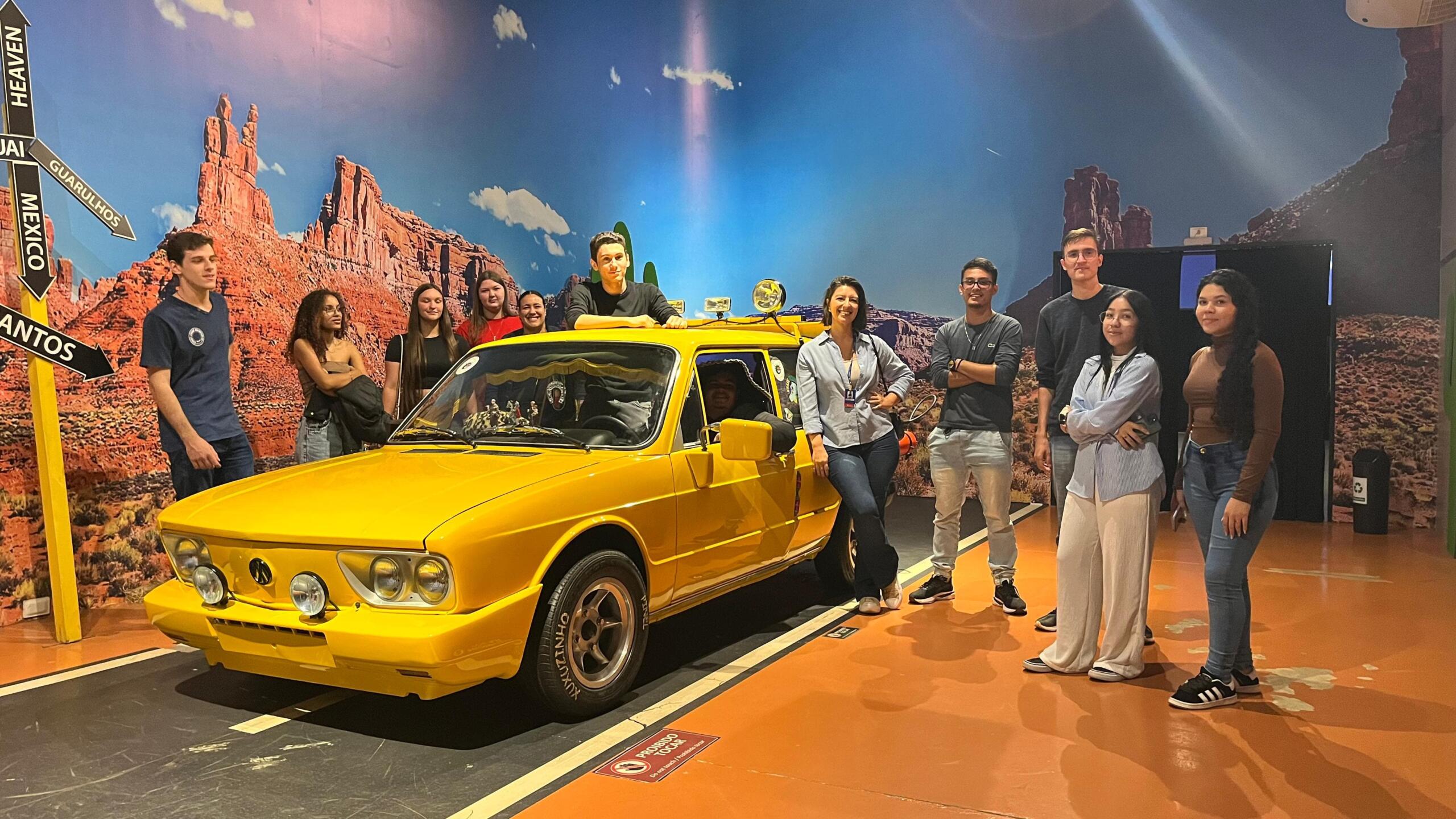 Familia posando para uma foto no movie cars