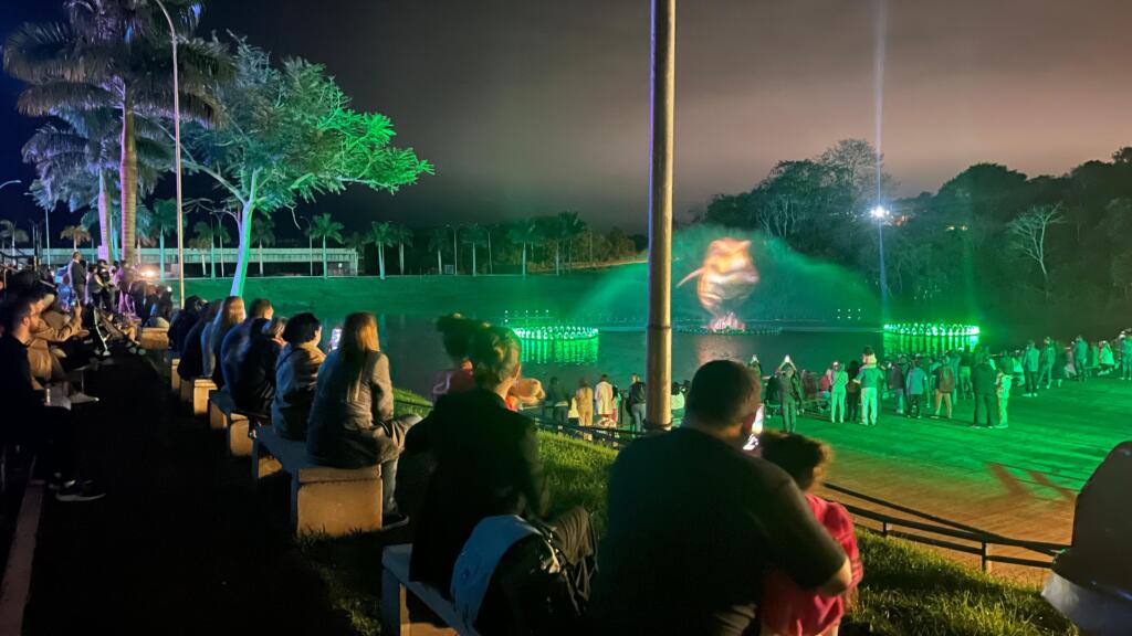 turistas assistem show das aguas