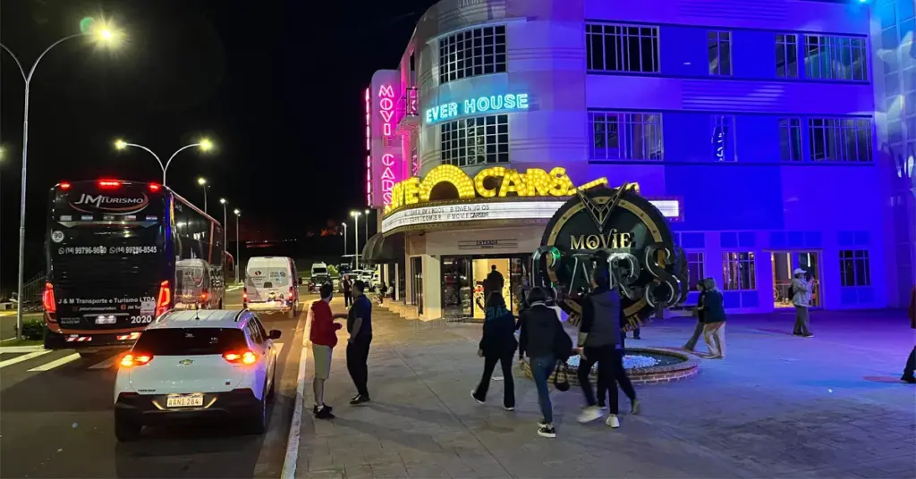 turistas entrando no wonder park foz