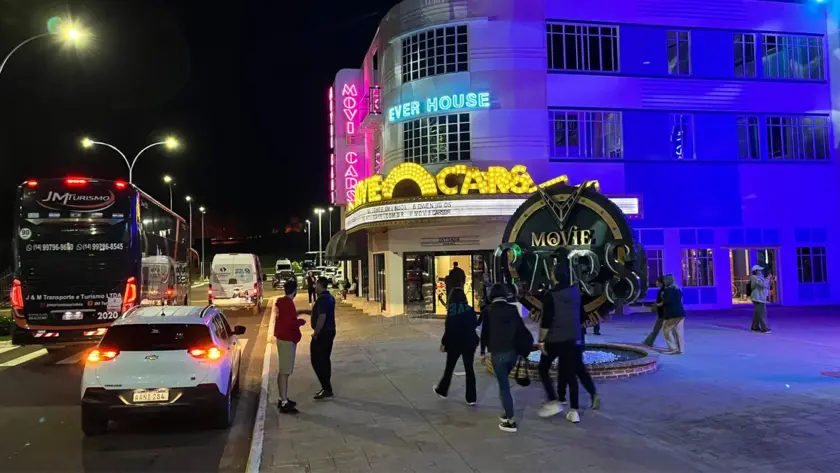 turistas entrando no wonder park foz