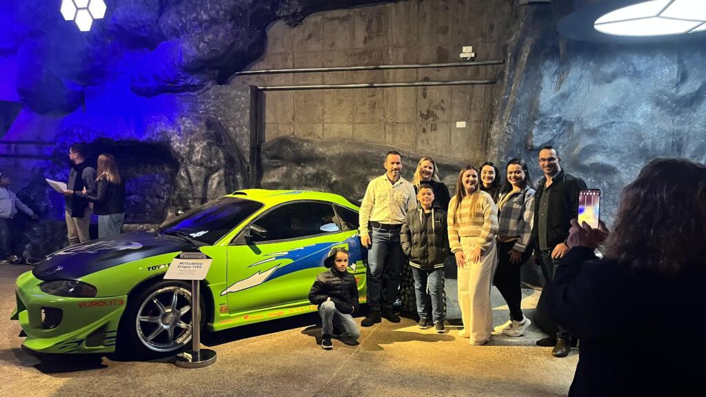 familia posando no movie cars