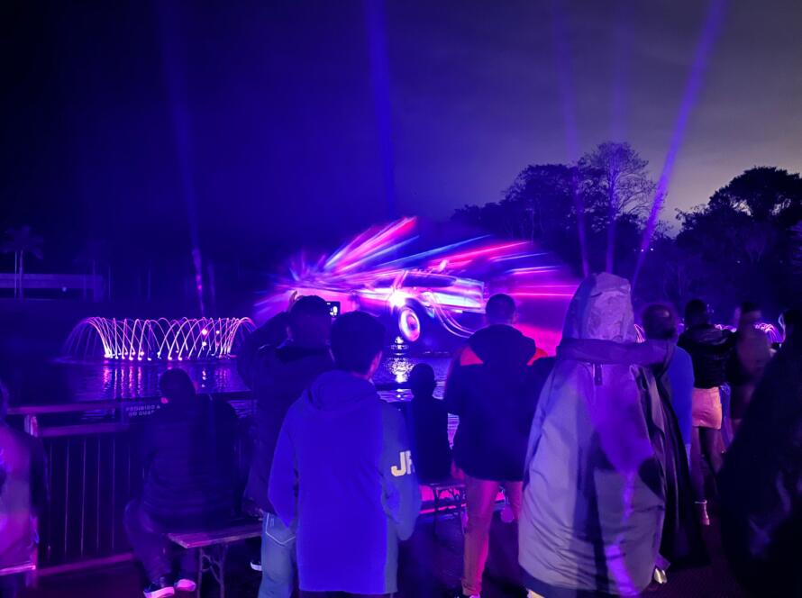 turistas e familia no show das aguas