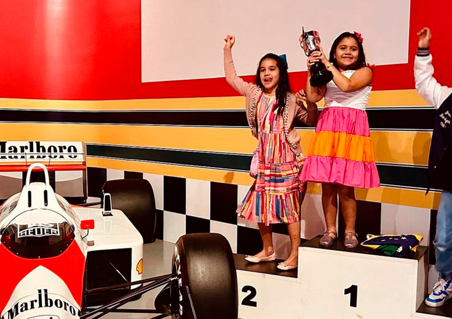capa do blog: Viajar com crianças para Foz - férias escolares - imagem de crianças no Movie Cars