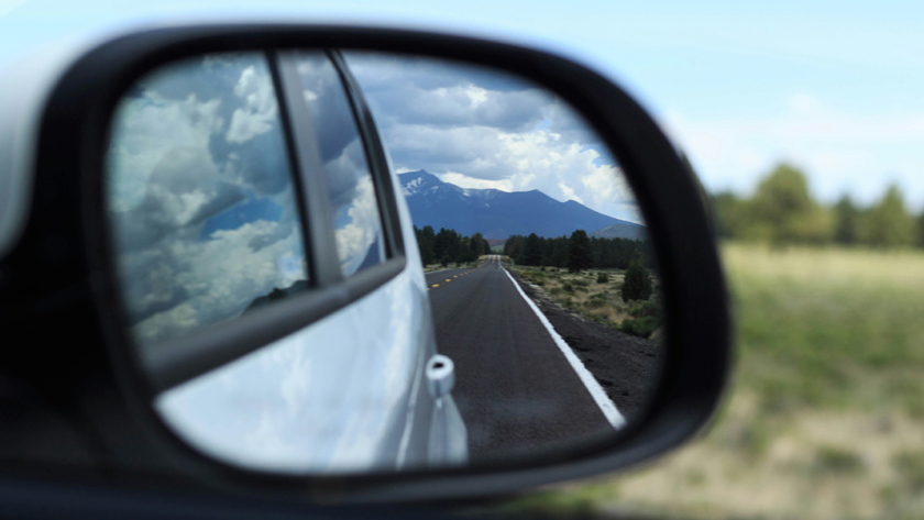 Capa do blog: Road Trip Foz do Iguacu - imagem retrovisor de um carro