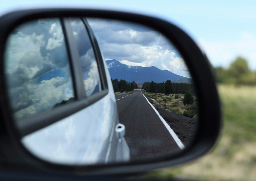 Capa do blog: Road Trip Foz do Iguacu - imagem retrovisor de um carro