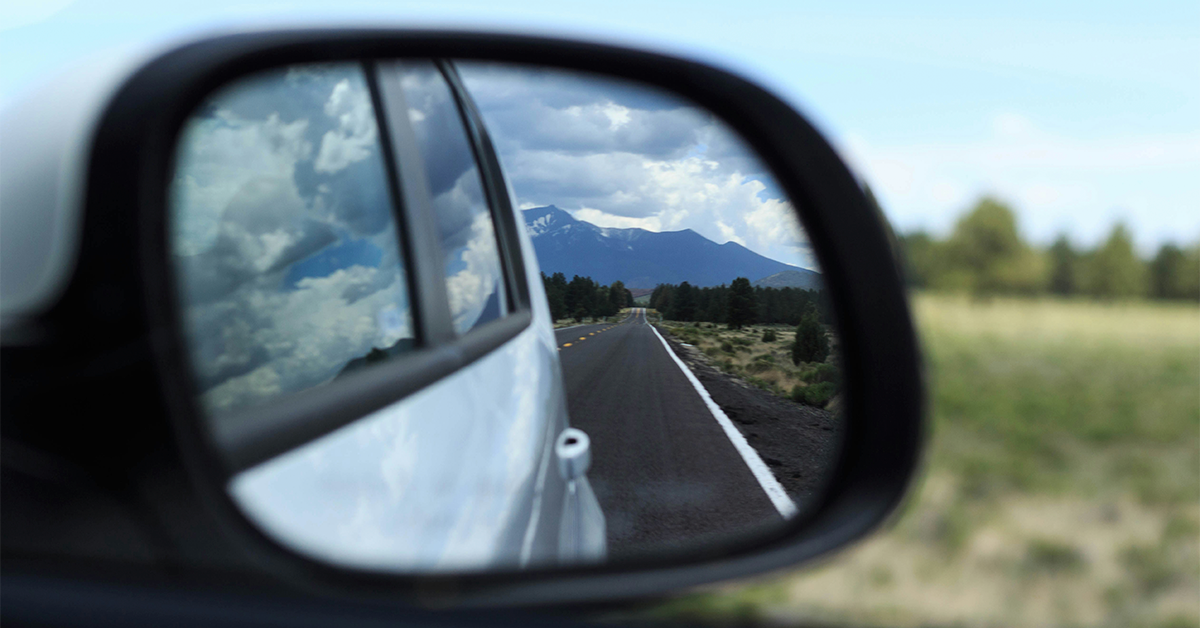 Capa do blog: Road Trip Foz do Iguacu - imagem retrovisor de um carro