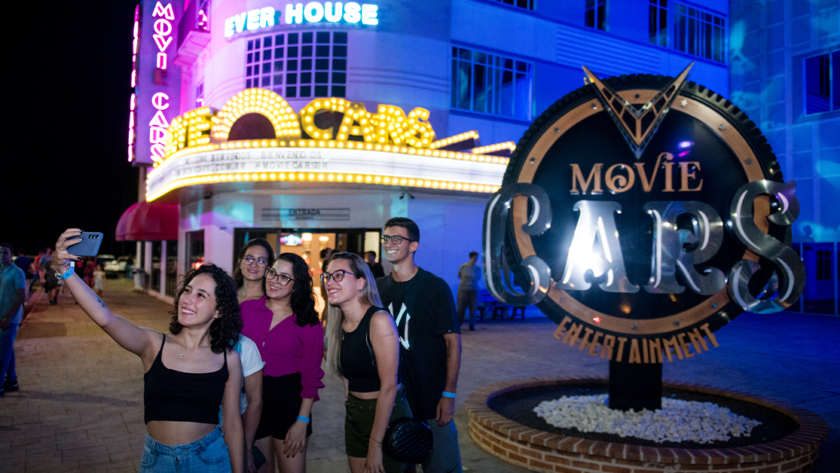 Capa do blog: Os Atrativos Mais Bem Avaliados do TripAdvisor - pessoas tirando foto em frente ao Wonder Park Foz