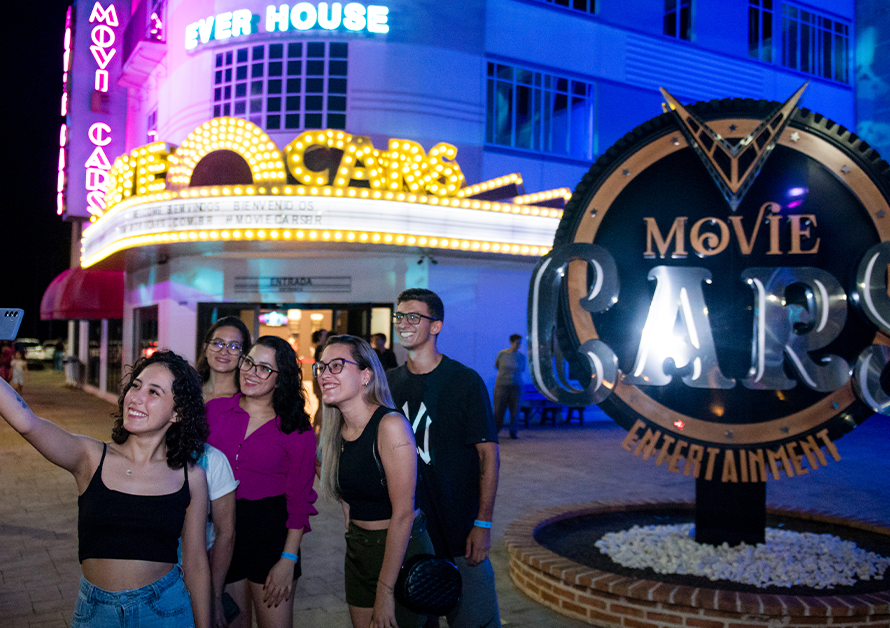 Capa do blog: Os Atrativos Mais Bem Avaliados do TripAdvisor - pessoas tirando foto em frente ao Wonder Park Foz