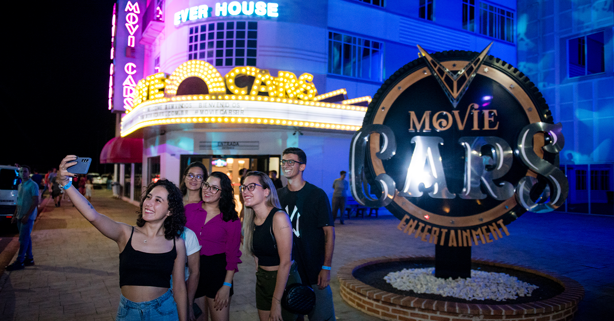 Capa do blog: Os Atrativos Mais Bem Avaliados do TripAdvisor - pessoas tirando foto em frente ao Wonder Park Foz