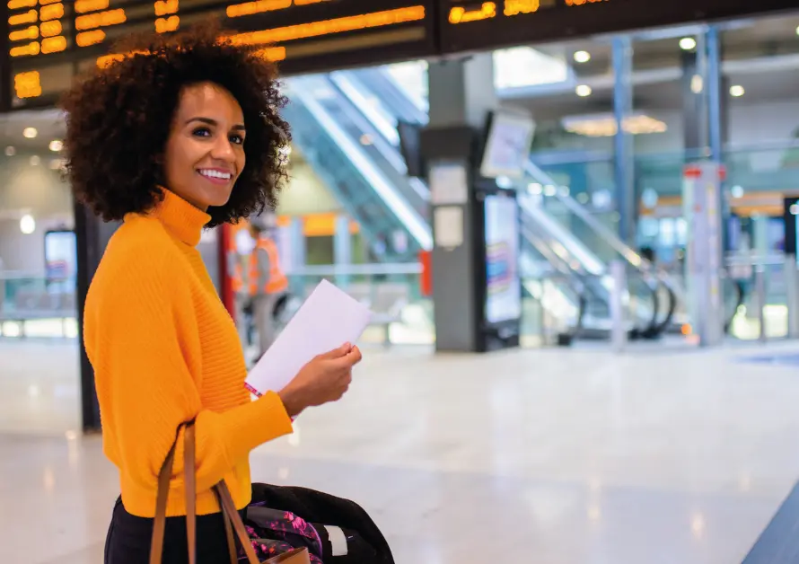 Capa do blog: Dia da Consciência Negra - Feriado Prolongado em Foz - mulher negra no aeroporto