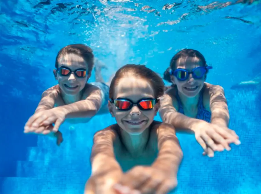 Capa do blog: Verão em família em Foz do Iguaçu - crianças nadando em piscina