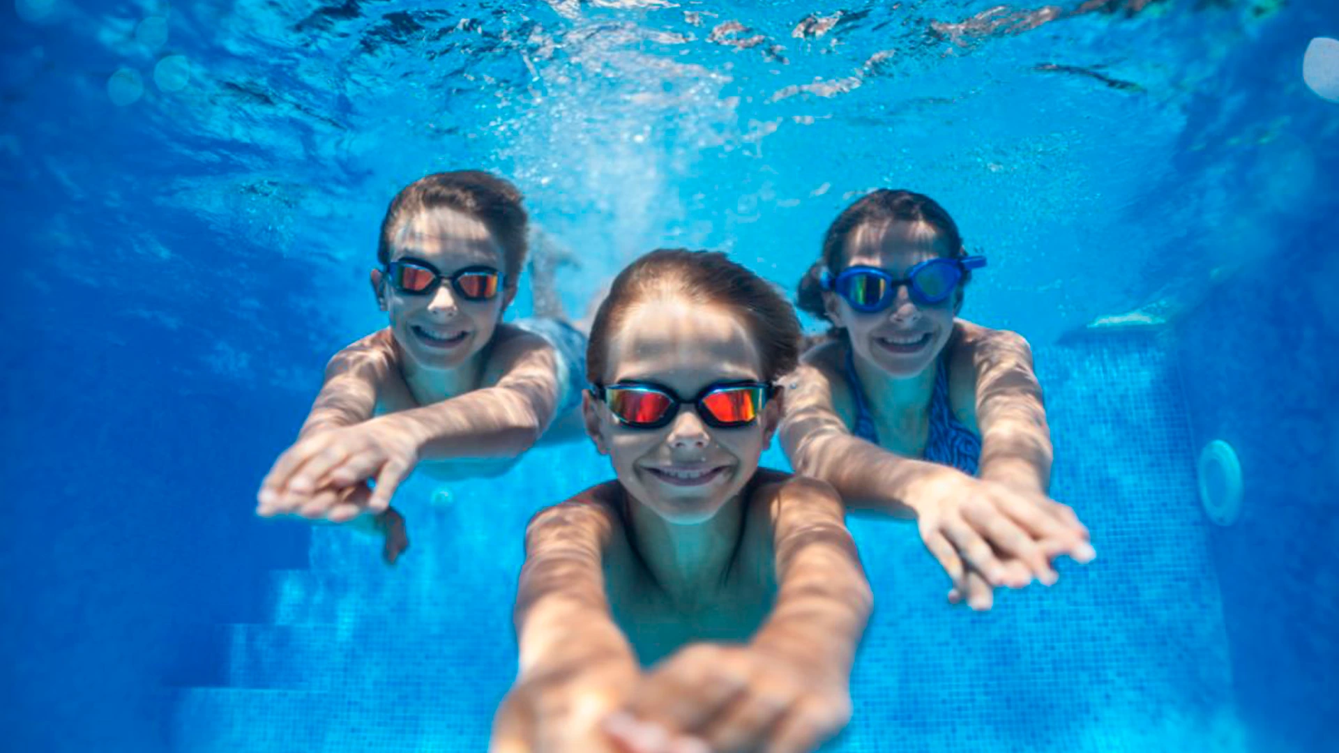 Capa do blog: Verão em família em Foz do Iguaçu - crianças nadando em piscina