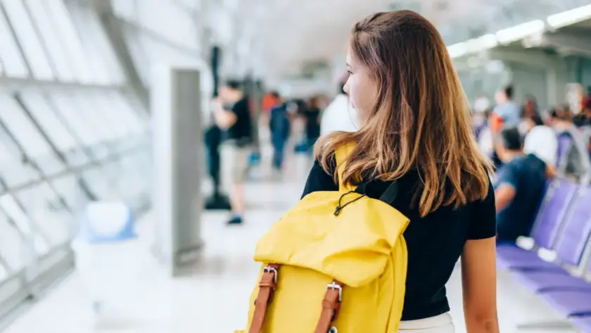 Capa do Blog: Foz do Iguaçu para adolescentes - imagem de uma adolescente no aeroporto