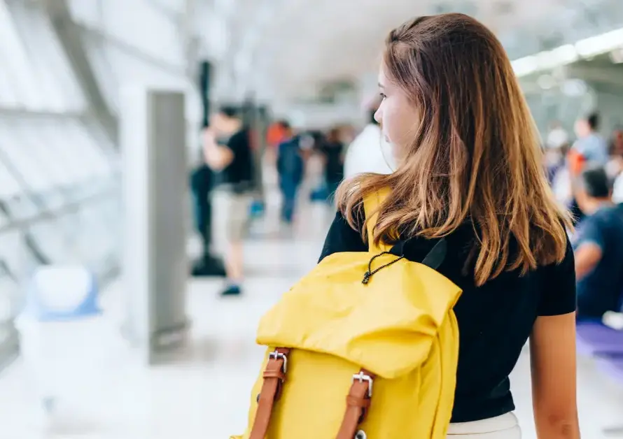 Capa do Blog: Foz do Iguaçu para adolescentes - imagem de uma adolescente no aeroporto
