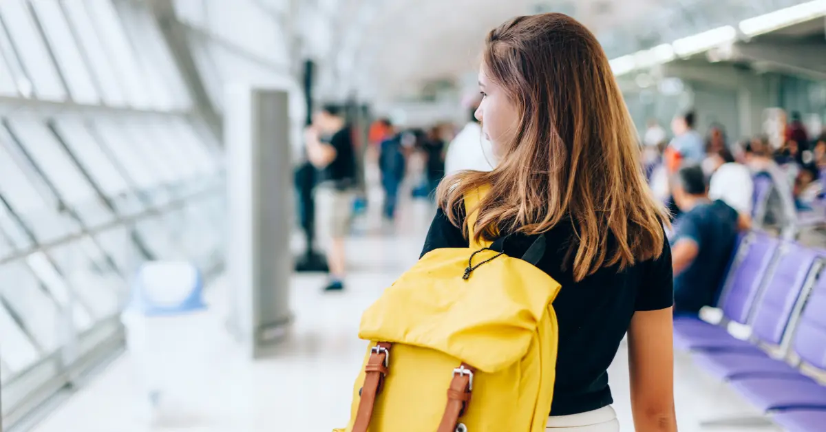 Capa do Blog: Foz do Iguaçu para adolescentes - imagem de uma adolescente no aeroporto