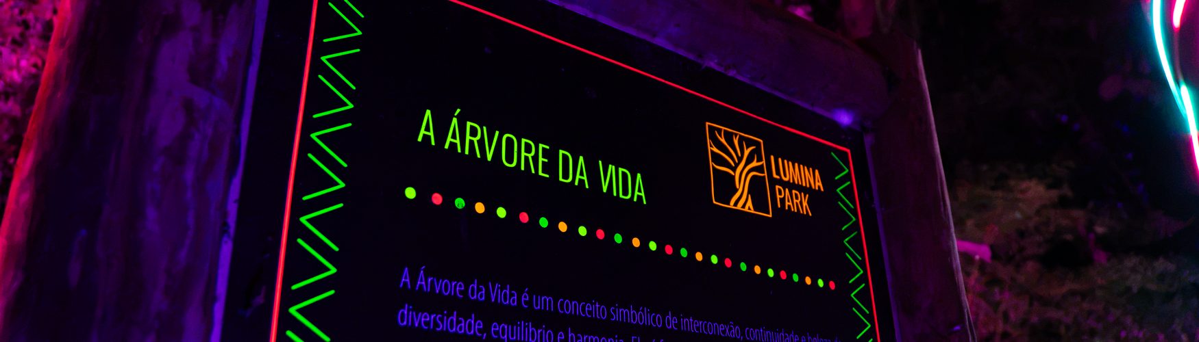 Personagens e fadas do Lumina Park sob o letreiro