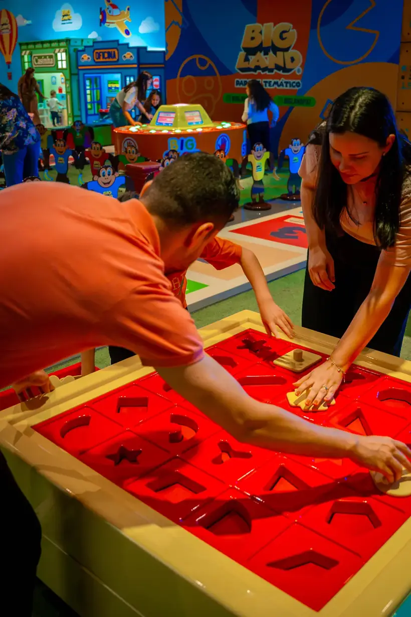 Visitantes aproveitam brinquedos e jogos gigantes no Big Land
