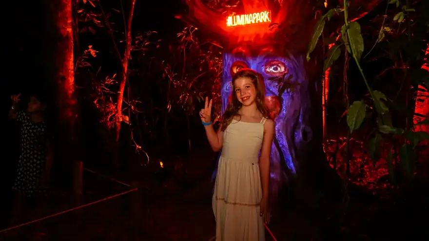 Família vivenciando as luzes e cenários do Lumina Park