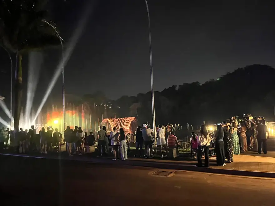 Público acompanha as fontes iluminadas do Show das Águas