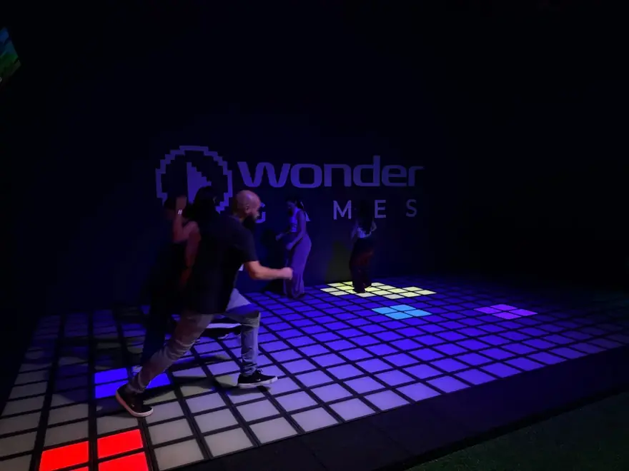 Piso interativo colorido da atração Wonder Games